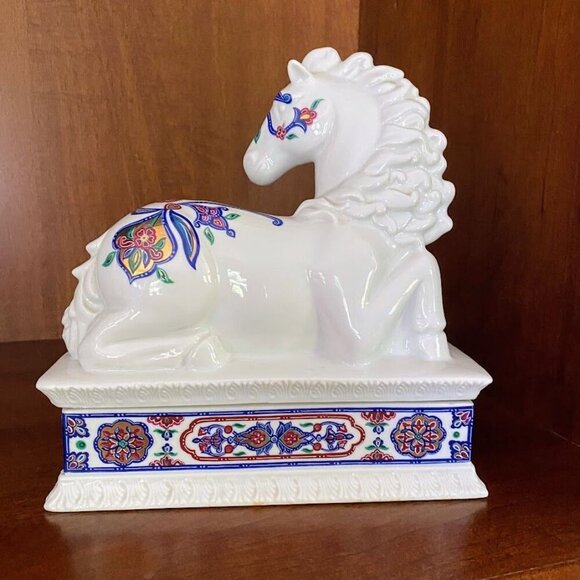 Elizabeth Arden Byzantium Porcelain Horse Figurine Trinket Jewelry Box - Picture 4 of 7